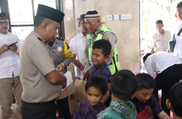Kapolresta Denpasar Berikan Santunan Kepada Anak Yatim