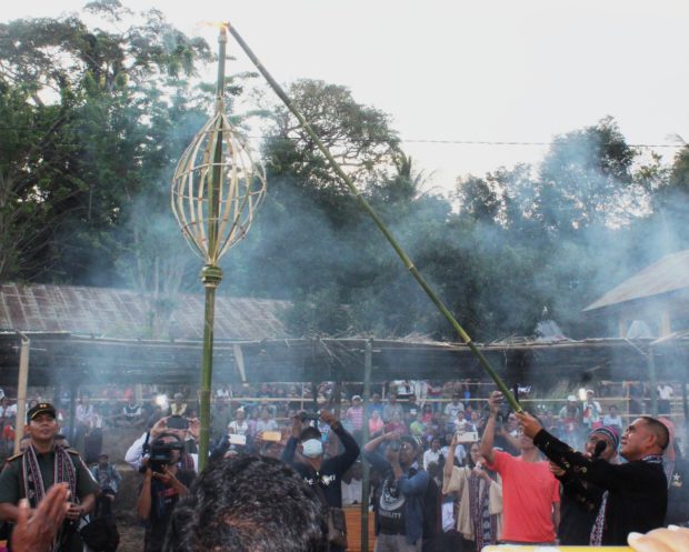Ritus Api Nyalakan Obor Festival Lamaholot Flores Timur