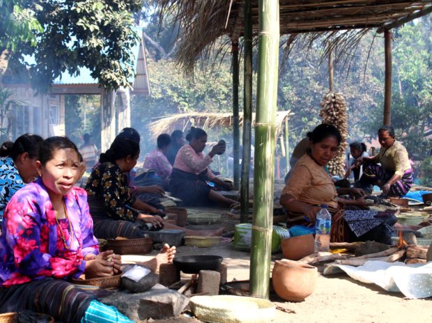 Batu Berbunyi di Pembukaan Festival Nusa Tadon-Kiwang Ona