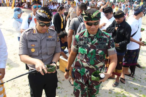 Kapolres Bersama Dandim 1610/Klungkung Lepas Tukik di Acara Nusa Penida Festival