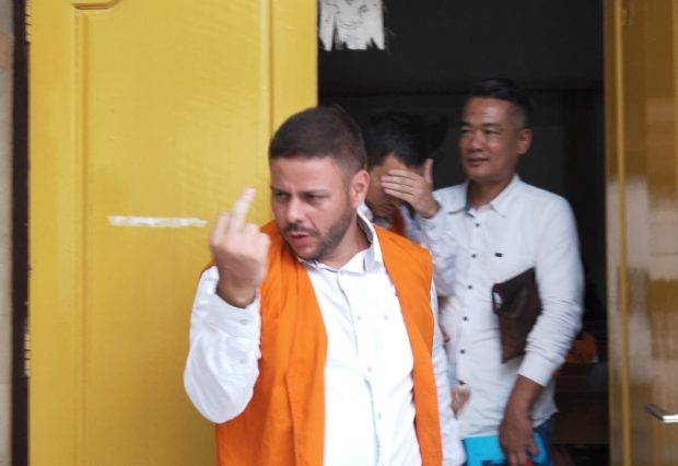 Kesal Difoto, Terdakwa Pembobol ATM Acungkan Jari Tengah ke Arah Wartawan