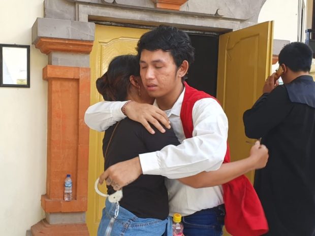 Dituntut 17 Tahun, Pria Pengangguran Ini Menangis