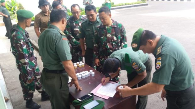 30 Personel Makorem 163/Wira Satya Laksanakan Tes Urine