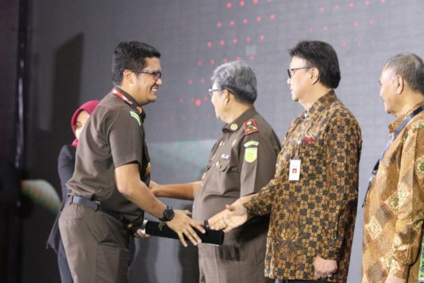 Kejari Badung Terima Penghargaan WBK dari MenPan RB