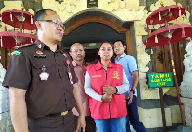 Usai Diperiksa Sebagai Tersangka, Mantan Bendahara Desa Dauh Puri Klod Langsung Ditahan