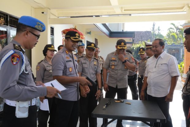 Kapolres Cek Langsung Kelengkapan Senjata Api Anggota