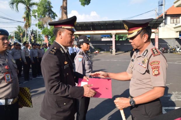 Kapolres Badung Beri Penghargaan Kepada Anggota Berprestasi