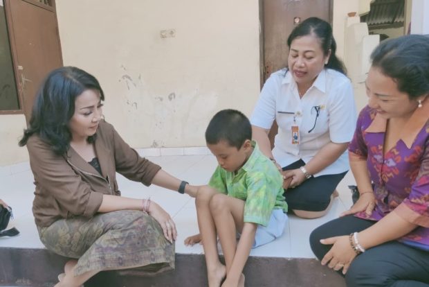 Selly Mantra Serahkan Bantuan Kursi Roda dan Tongkat di Kelurahan Sesetan