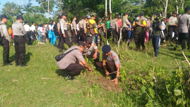 Pemkab Jembrana Bersama TNI/Polri Laksanakan Penghijauan di Kembangsari