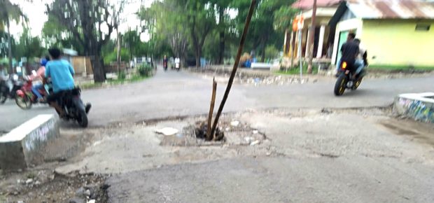 Dua Batang Bambu ‘Ditanam’ di Ruas Jalan III Pohon Bao-Larantuka