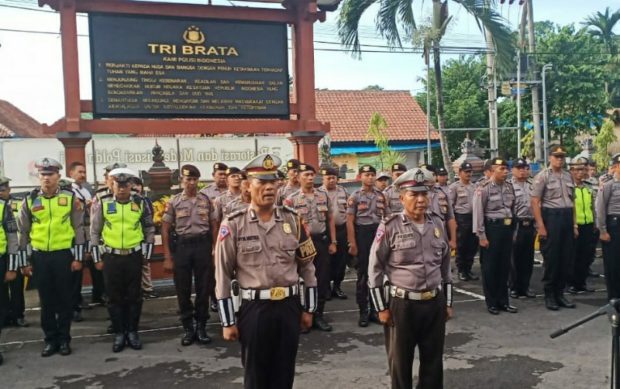 Kapolres Badung Beri Penghargaan Dua Anggota Satlantas