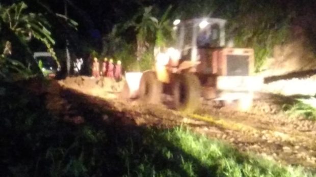 Tanah Longsor Timbun Ruas Jalan di Desa Pangsan