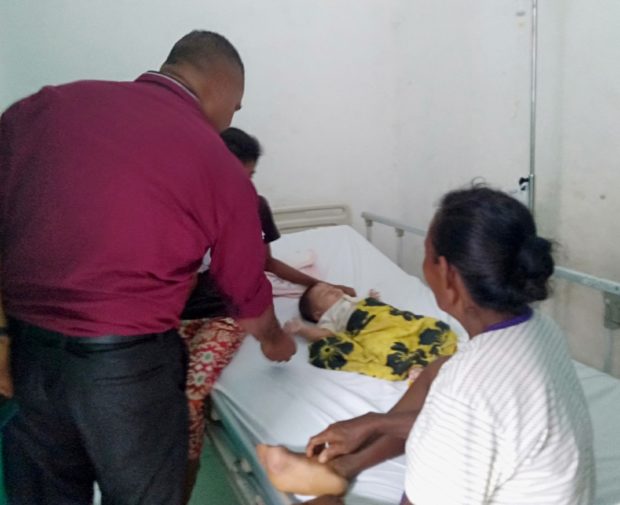 Wakil Ketua DPRD Flotim Kunjung Pasien DBD Di RSUD Larantuka