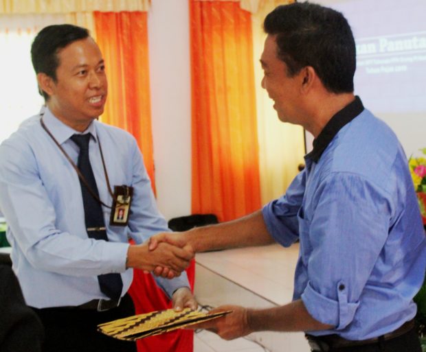 Hen Riberu Dapat Penghargaan Dari KPP Pratama Maumere