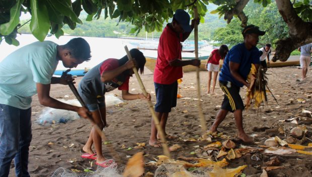 Dukung Obyek Wisata Wai Platin, Nelayan dan Orang Muda Waitiu Bersihkan Sampah