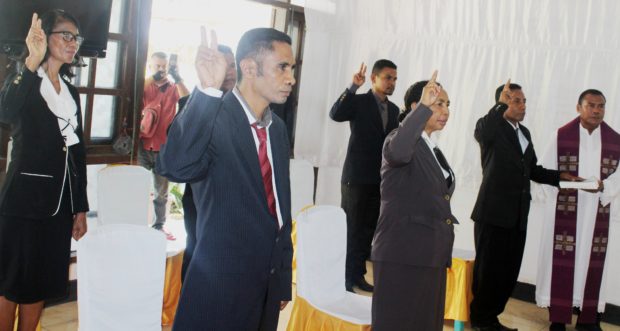 Cegah Covid-19, Dinas PKO Flotim Tata Ruangan Pelantikan Berjarak