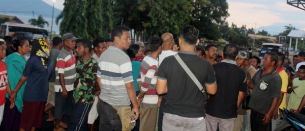 Kades Lewolaga Ditahan, Warga ‘Serbu’ Rujab Bupati Flotim