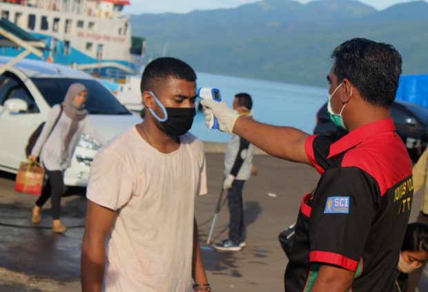 Tiba di Pelabuhan Waibalun, Ratusan Penumpang KMP Ile Labalekan Tertib Jalani Pemeriksaan
