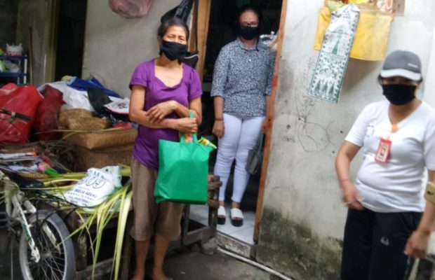 Dampak Covid 19, Dinsos Denpasar Serahkan Bantuan Sembako Bagi Masyarakat Kurang Mampu