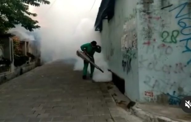 Cegah DBD di Tengah Wabah Covid-19, Kelurahan Panjer Lakukan Fogging