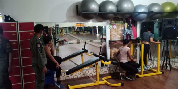 Satpol PP Denpasar Bubarkan Senam Kebugaran di Studio