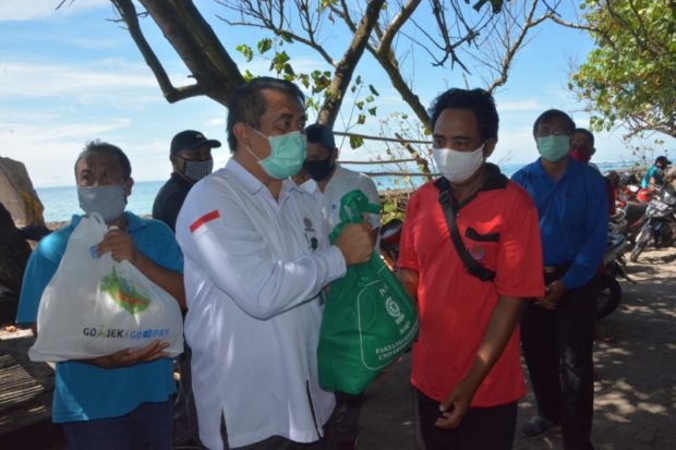 Sinergi Pemkot Denpasar Serahkan 272 Sembako Kepada Nelayan Terdampak Covid 19