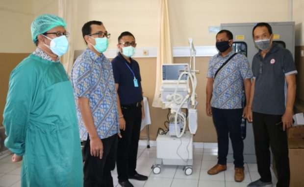 Pemkot Denpasar Terima CSR APD dan Ventilator dari PT. Tower Bersama Group