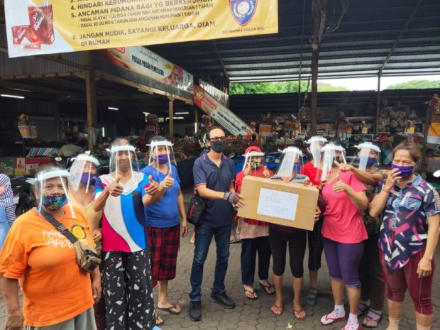 Pedagang Pasar Pasah Pemecutan Terima Bantuan Face Shield, Dari K3S Denpasar