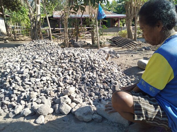 IRT Di Desa Nobo, Akui Ada Untung  Di Onggokan Batu Pecah