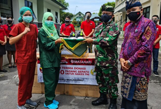 Kesdam IX/Udayana Terima Bantuan 1.000 Pasang Sepatu Sport