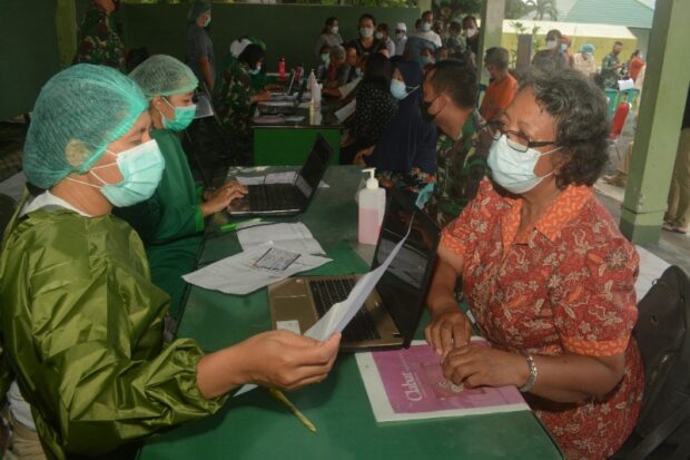 Percepat Vaksinasi Lansia, Kodam IX/Udayana Lakukan Vaksinasi Secara Door To Door