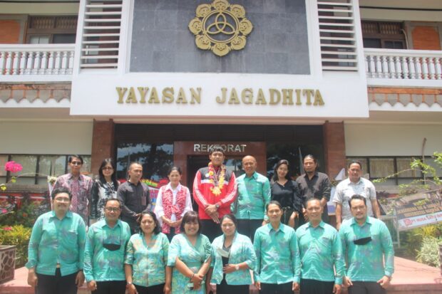 Mahasiswa FISHUM Universitas Ngurah Rai Sabet Medali Perunggu dan Emas di PON XX Papua