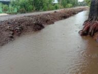 Pasca 3 Bulan Terkeruk, Jalan Propinsi Di Solor  Belum Dikerjakan, Warga Ritaebang ‘Dihadiahi’ Genangan Banjir