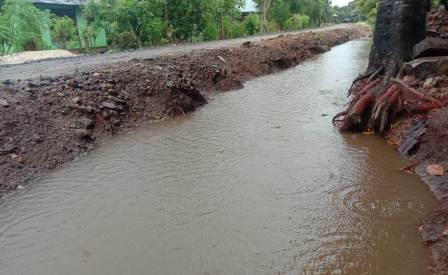Pasca 3 Bulan Terkeruk, Jalan Propinsi Di Solor  Belum Dikerjakan, Warga Ritaebang ‘Dihadiahi’ Genangan Banjir